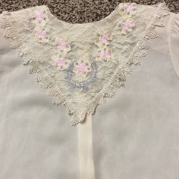 VNTG Nilani Lace Bid Blouse with Buttons Down the Back - Picture 3 of 9